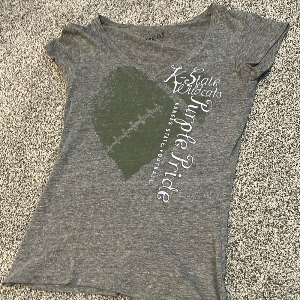 K state shirt, grey gear